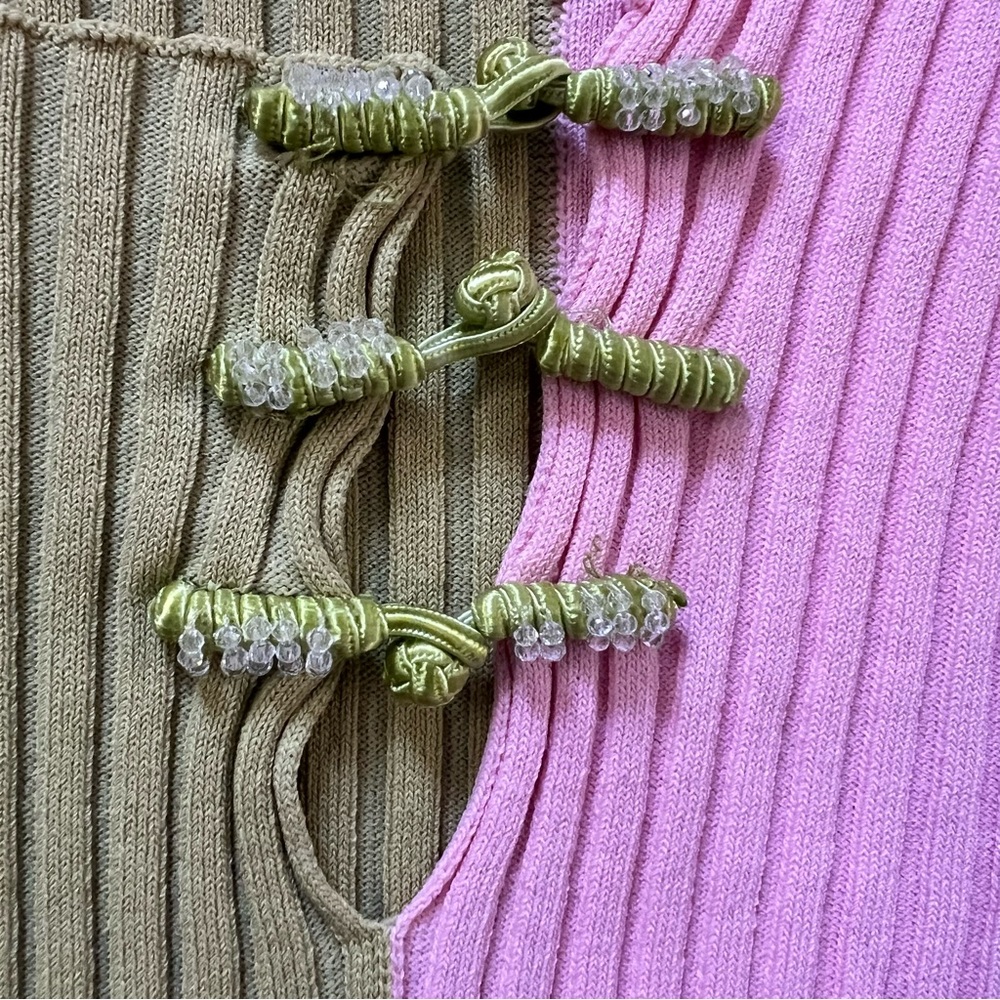 Mukzin Rare Ribbed Colorblock Sweater Top with Asian Knot Beaded Neck Detail - Picture 4 of 8